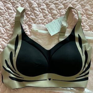 Lush Fitting Wireless Black and Tan Women's Bra NWT